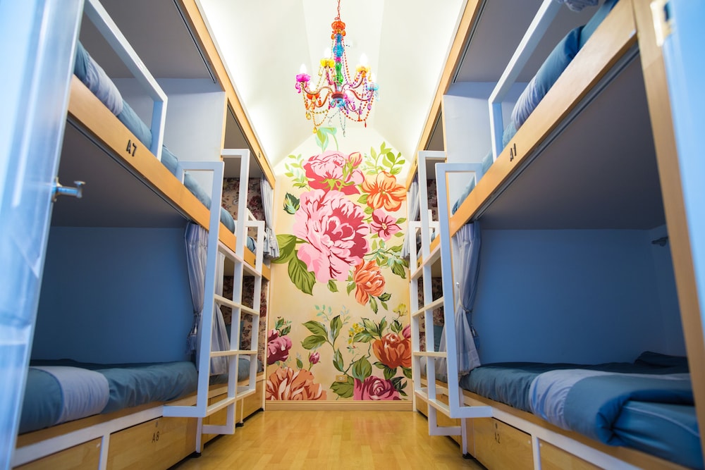 Stay With Hug Poshtel & Activities 36/37