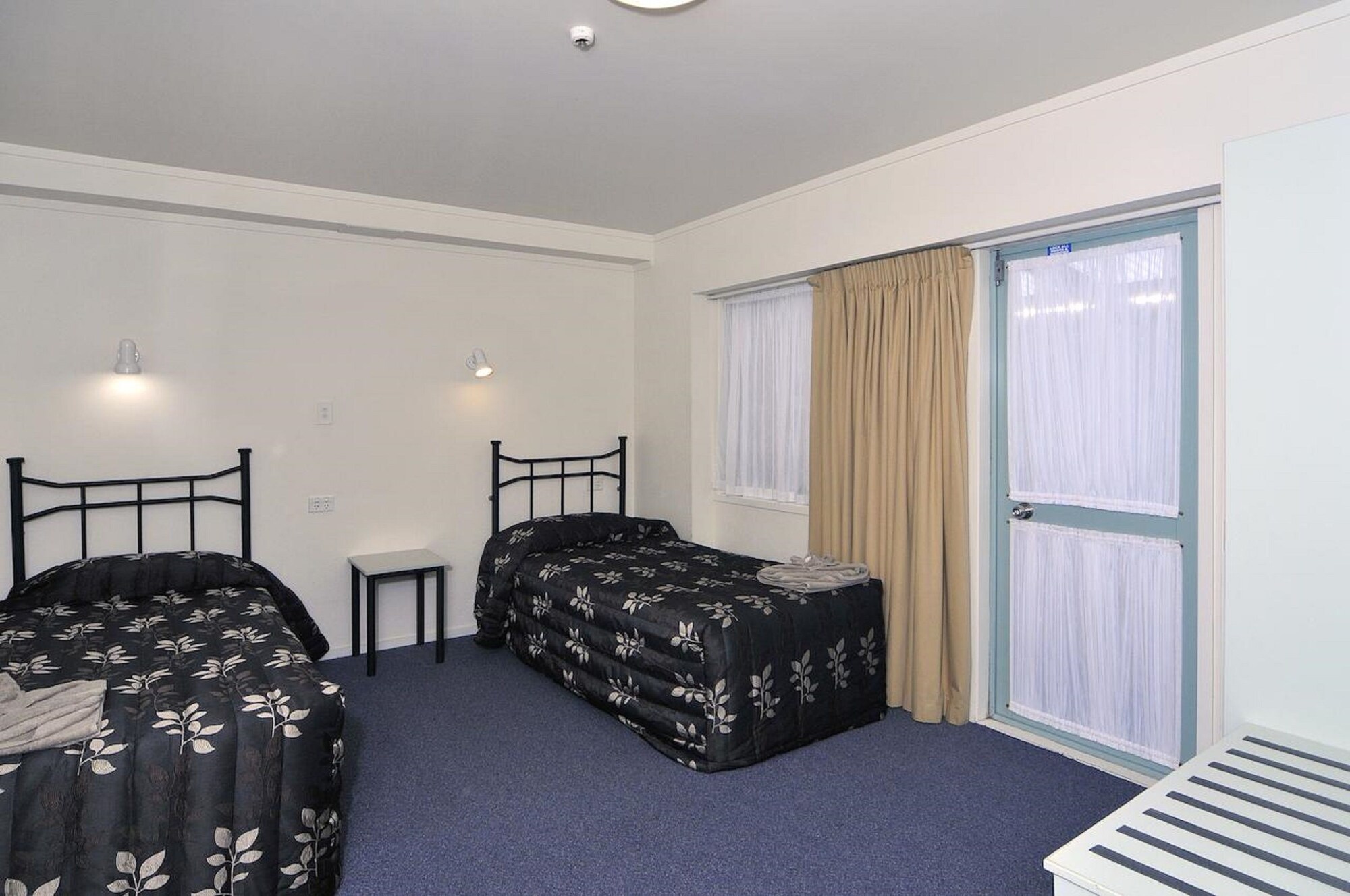 2 Bedrooms, Downstairs, Double and Twin Beds، Fenton Court Motel 3/6