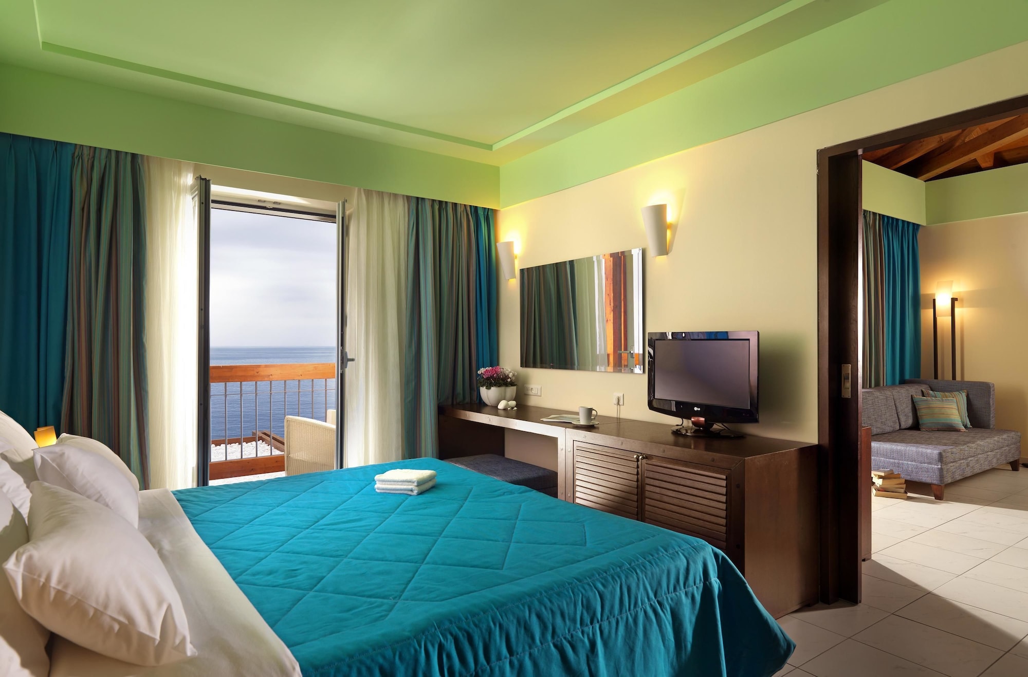 SUITE, SEA VIEW, INDOOR JETTED TUB
