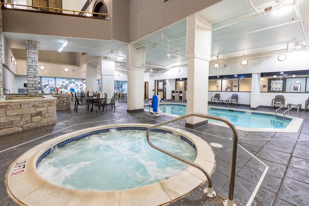 Drury Inn & Suites St. Louis Union Station 20/45