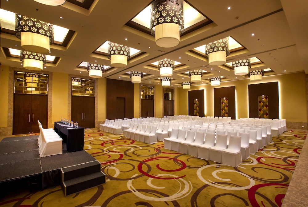 Lobby at Radisson Blu Hotel Chennai City Centre, CHENNAI (MADRAS)