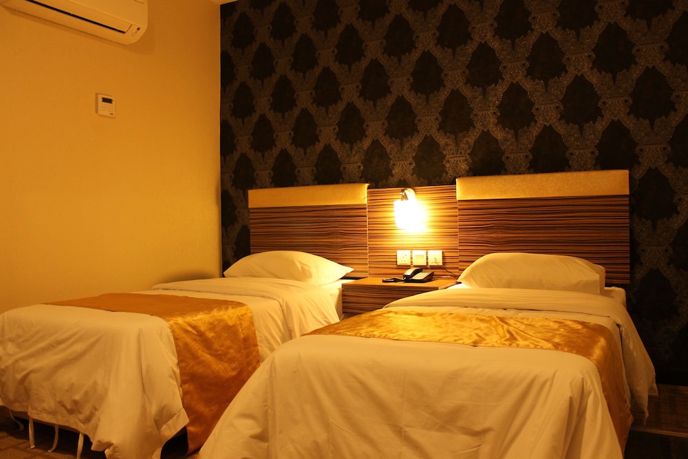 Clover Hotel 18/24