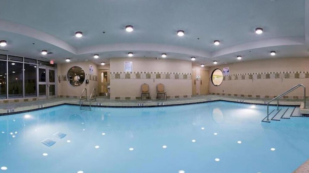 Holiday Inn Hotel Suites Surrey East Cloverdale 3/75