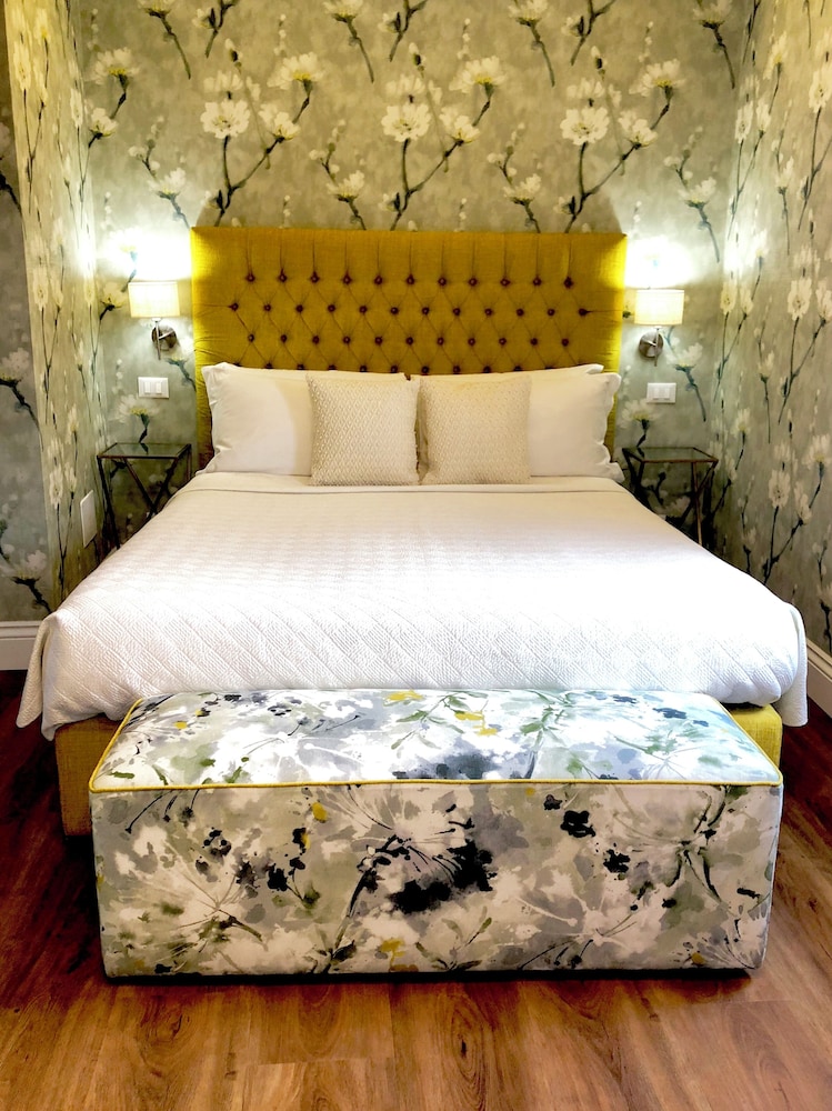 TOWER, JUNIOR SUITE, QUEEN BED, CITY VIEW, STAIR ACCESS ONLY