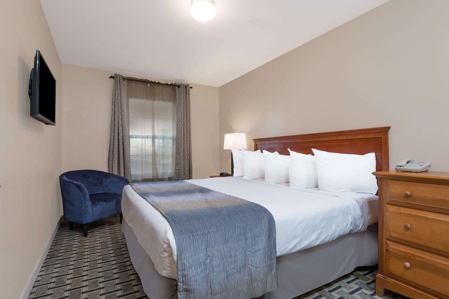 Days Inn & Suites by Wyndham Sellersburg 16/32