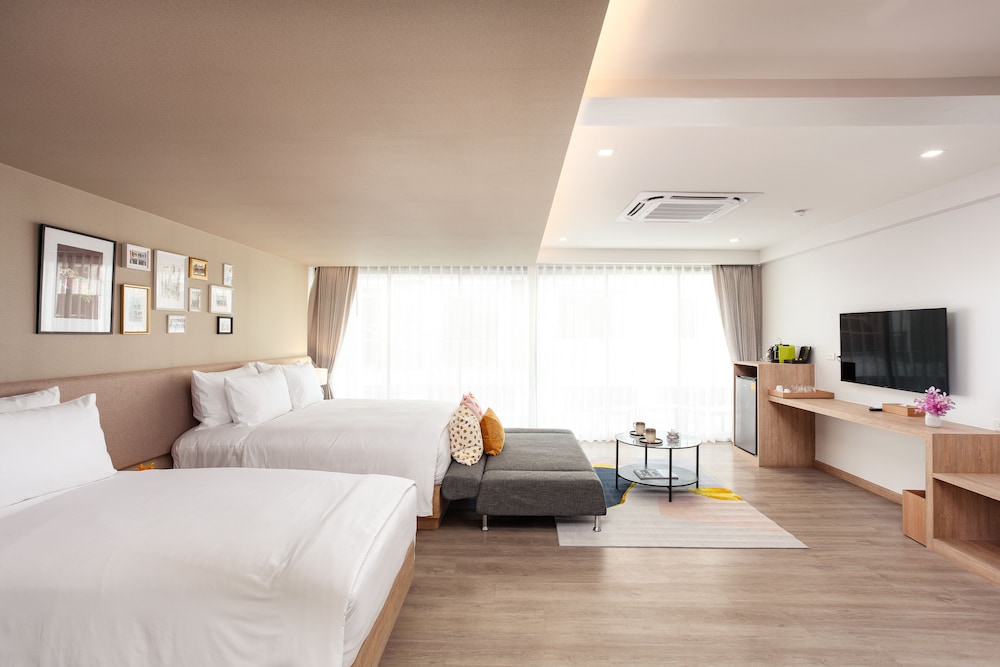 Anona Beachfront Phuket Resort 24/65
