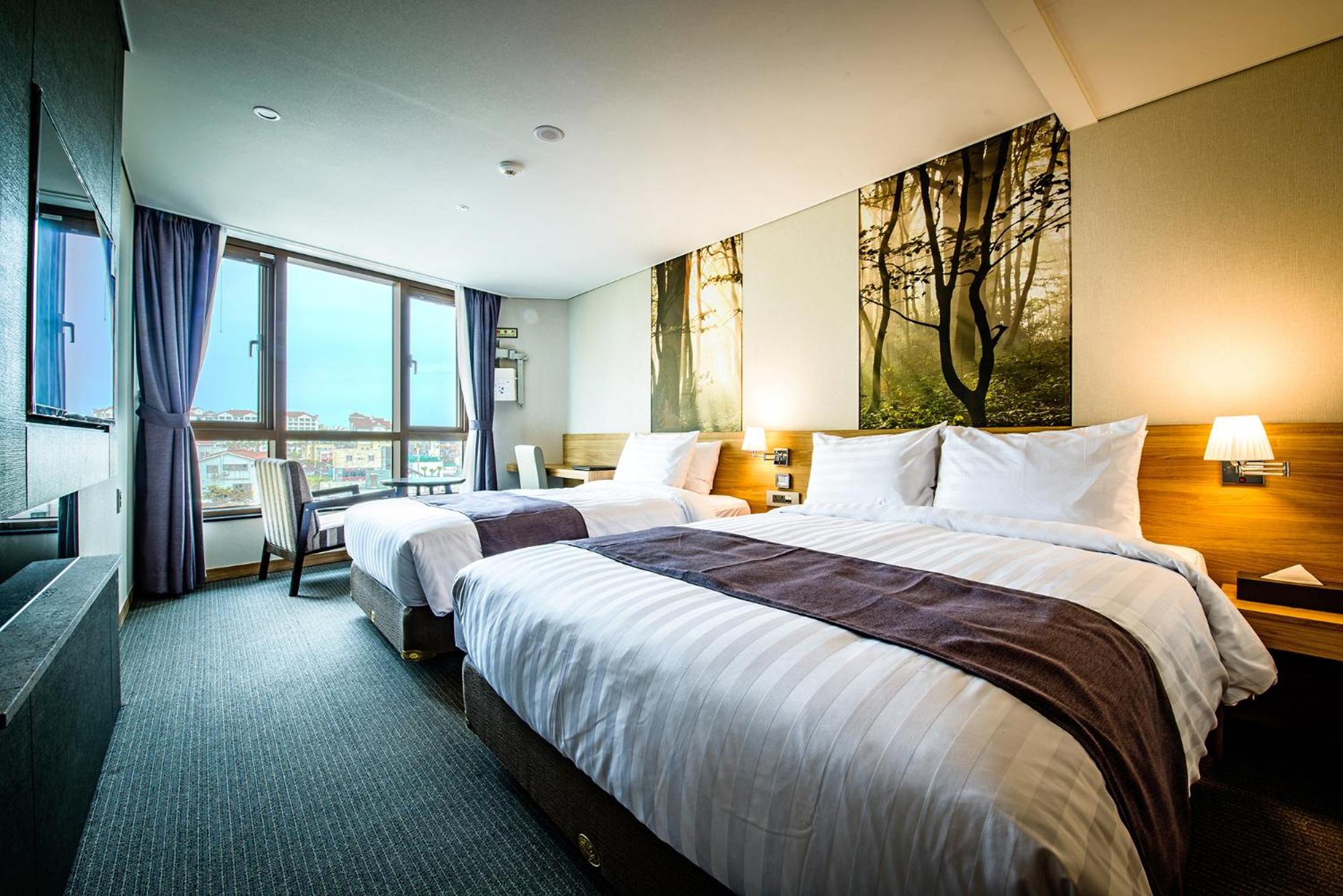City, Deluxe, Twin Beds, 1 Double and 1 Single Bed