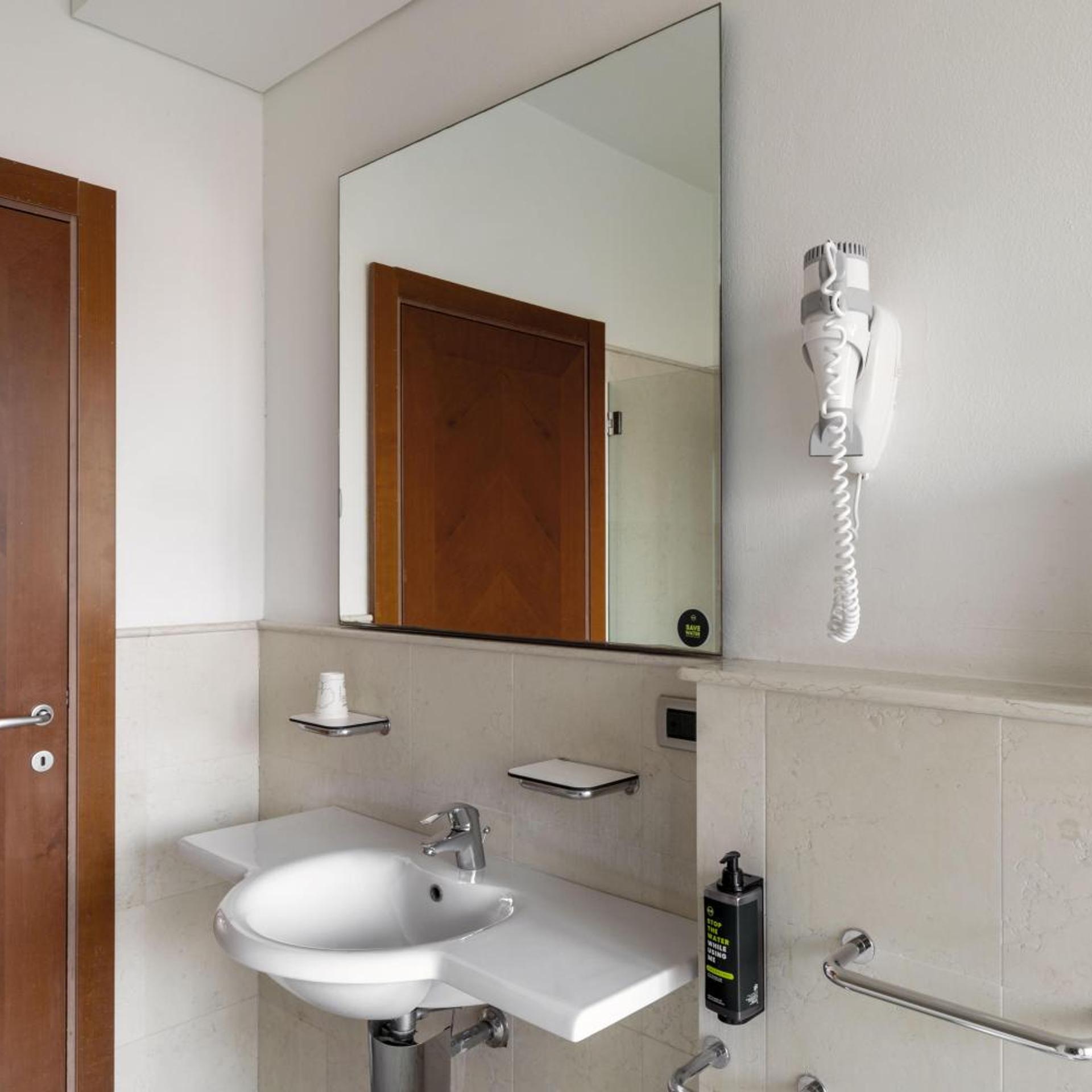 غرفة ثلاثية، B&B Hotel Modena 8/10