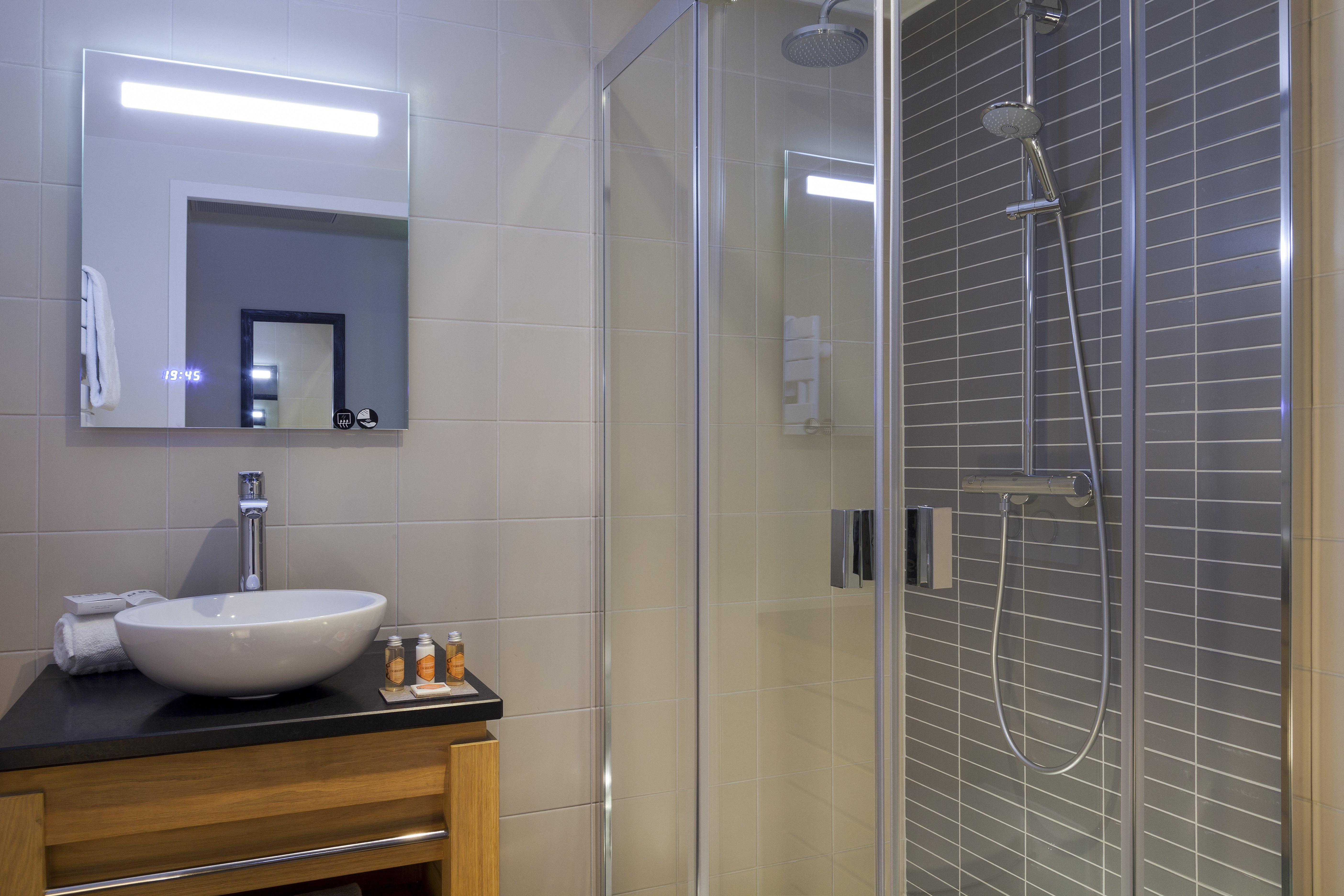 CLARION COLLECTION HOTEL LES FLOTS 24/27
