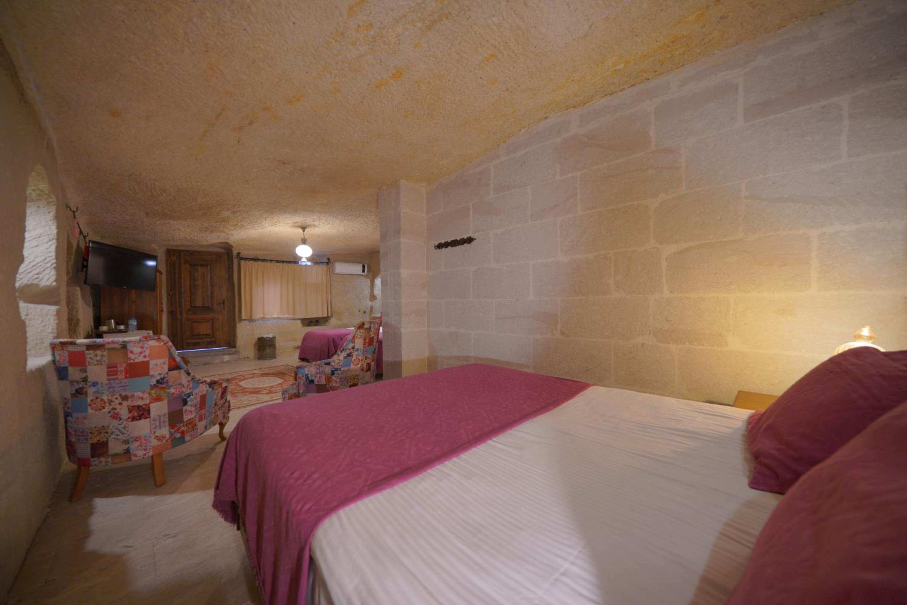 Cave, Family Suite