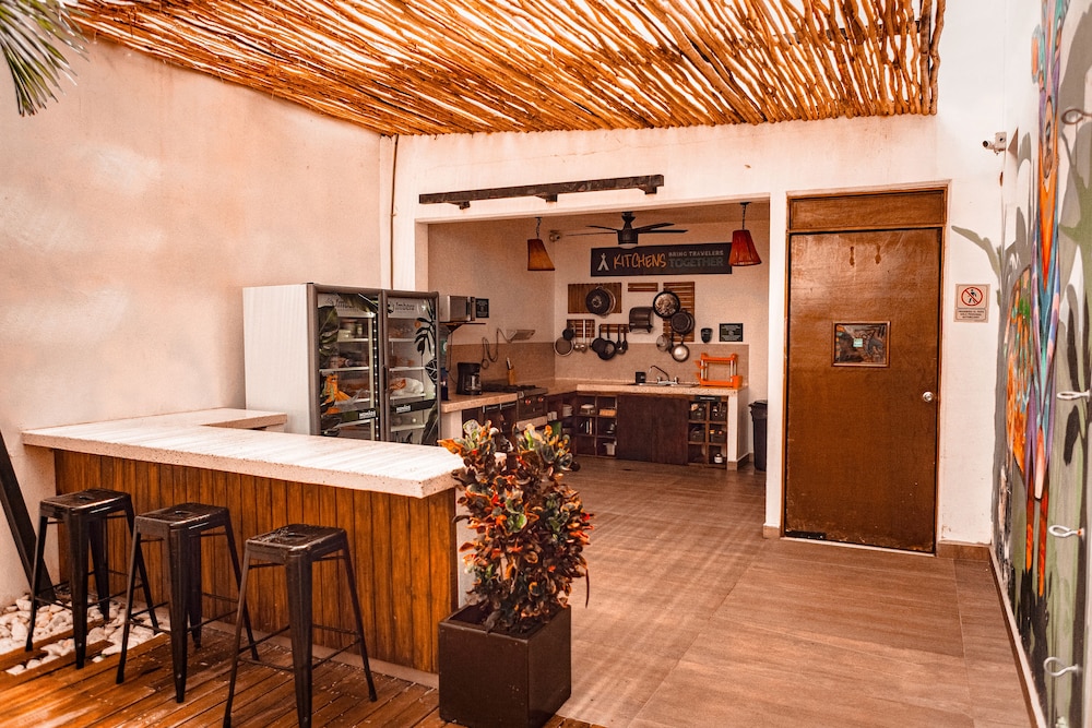 Nomads Hotel Hostel And Bar 38/55
