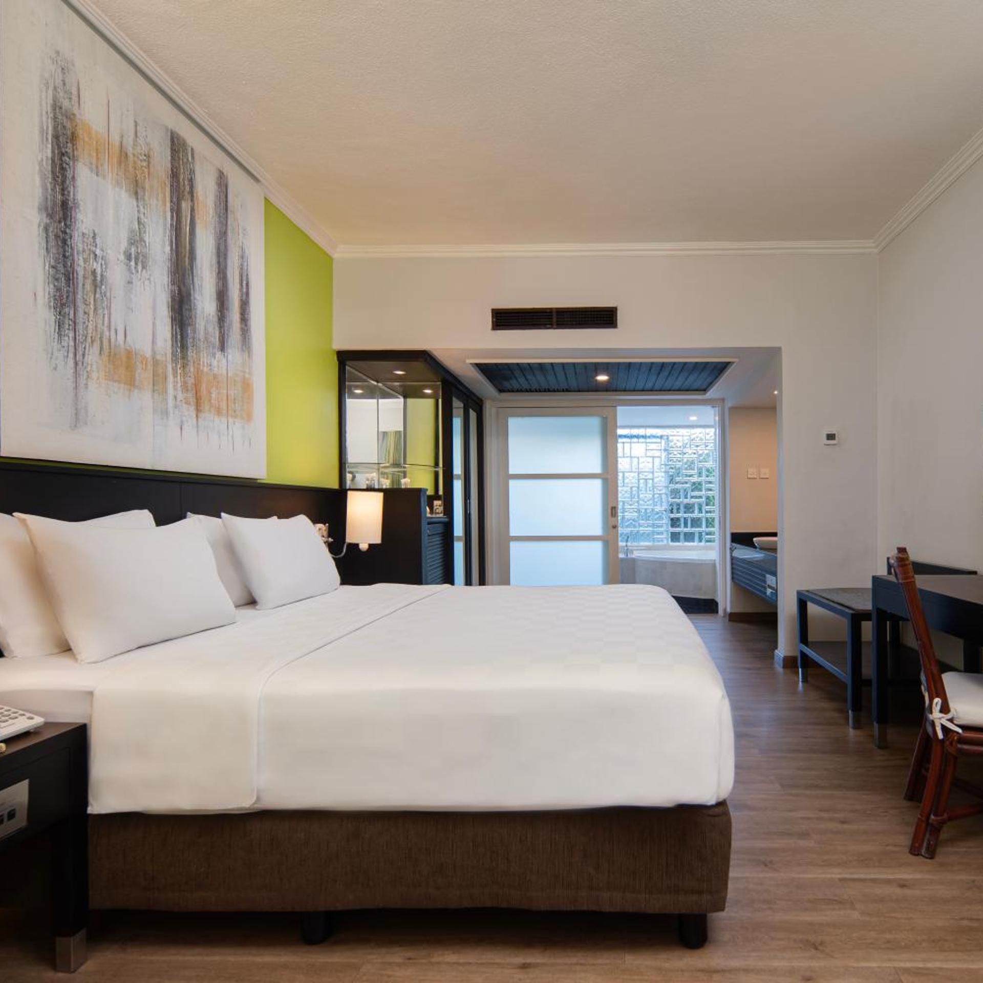 Courtyard, King Bed, Pool Access