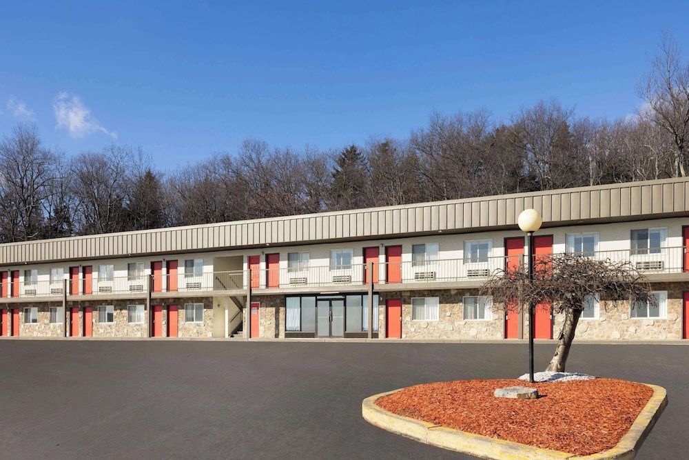 Super 8 by Wyndham Hazleton 4/33