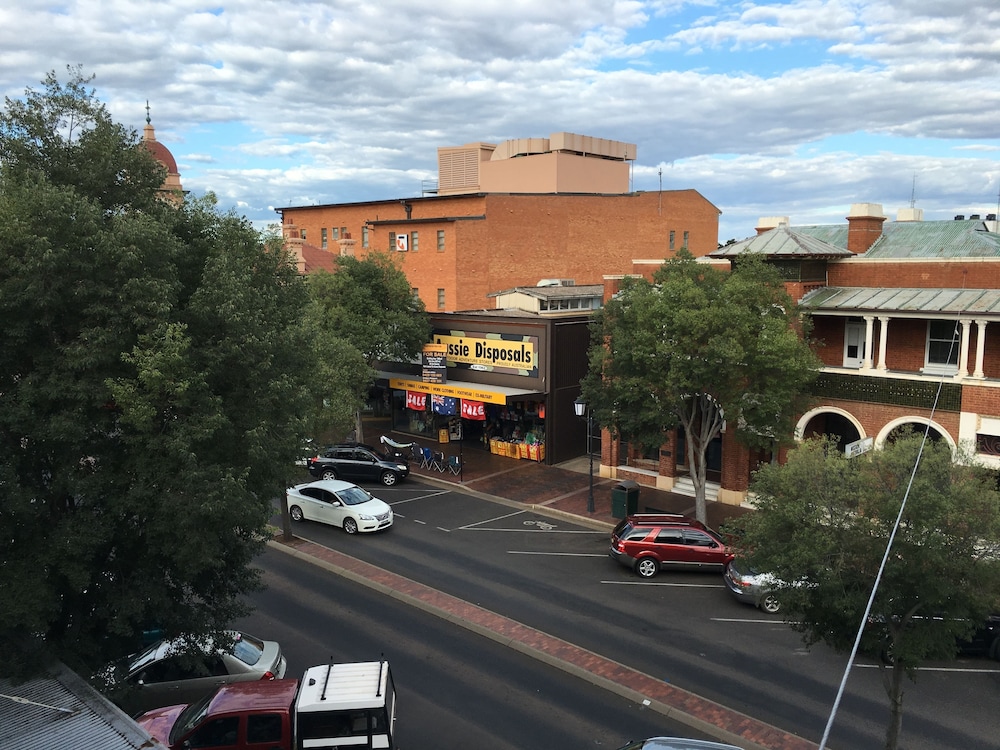 Amaroo Hotel 37/41
