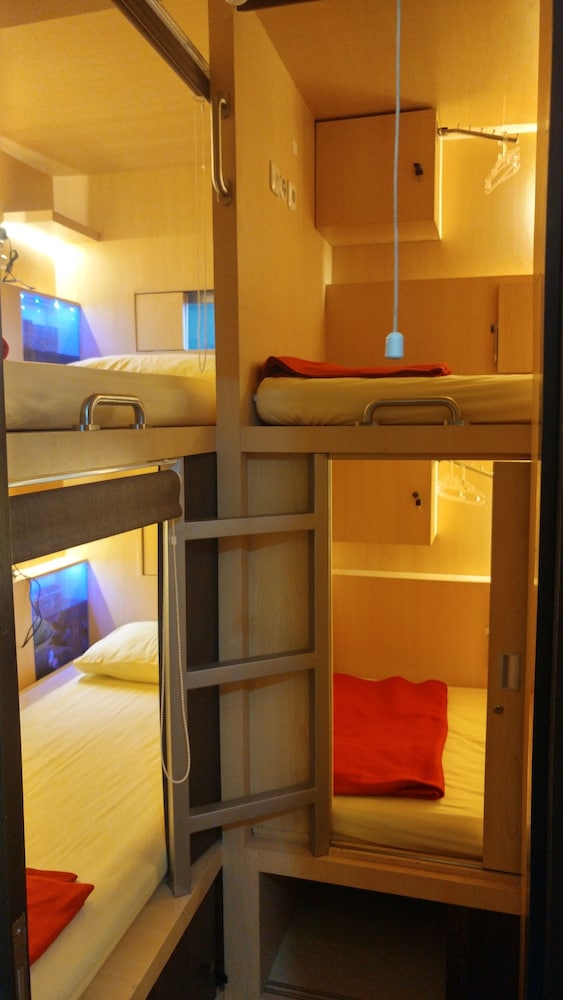 Inap At Capsule Hostel 15/21