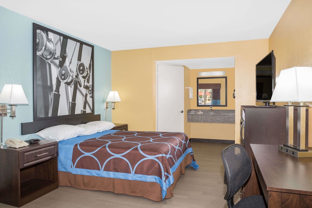 Super 8 By Wyndham Sarasota Near Siesta Key 13/29