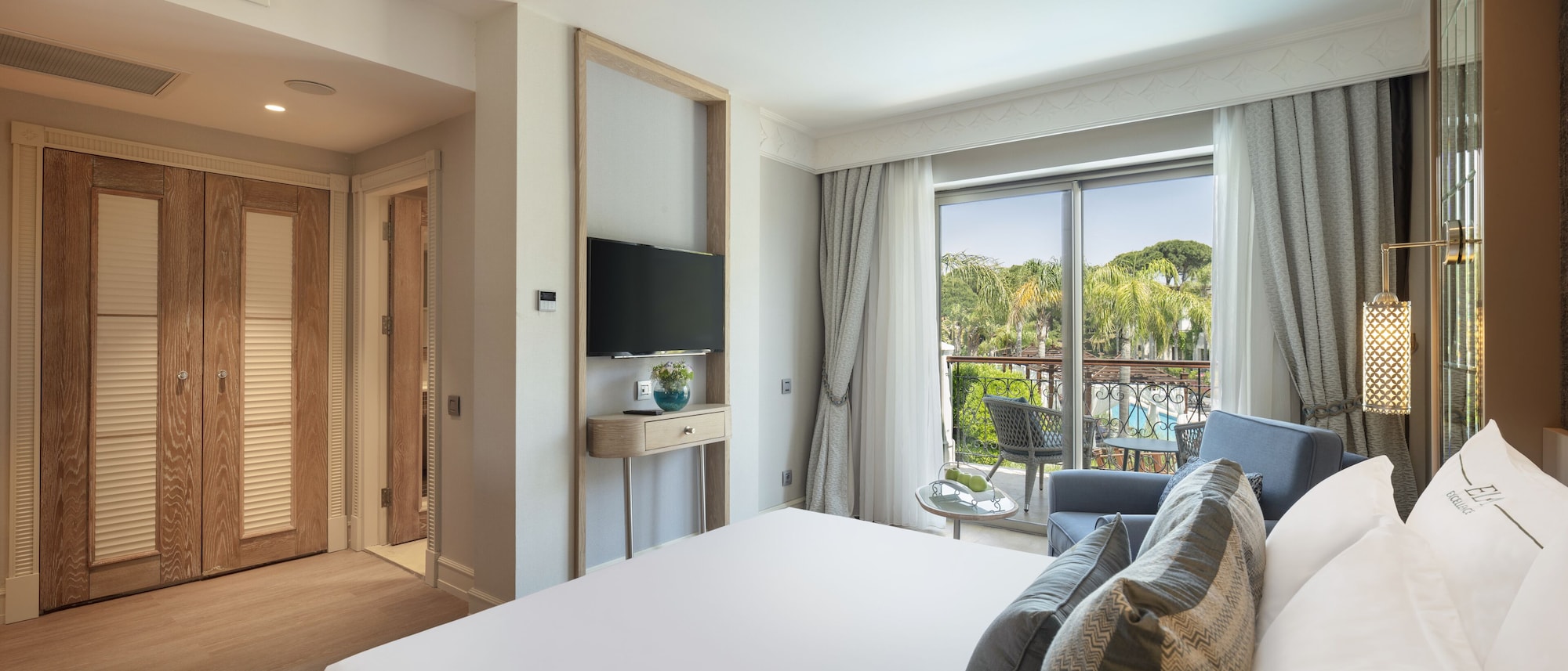 Lake, Family, House, Double and Twin Beds, Pool View