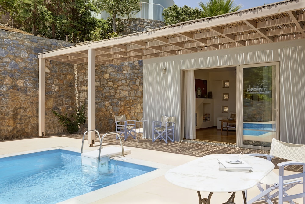 Pleiades Luxurious Villas 24/48