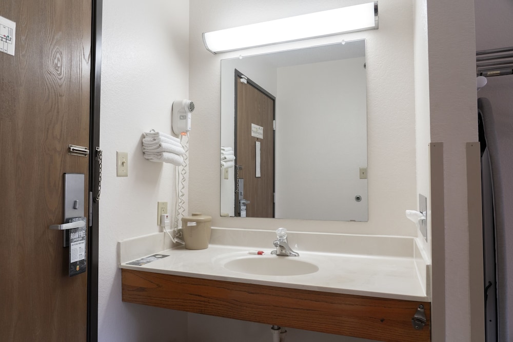 Super 8 by Wyndham Elgin 18/38