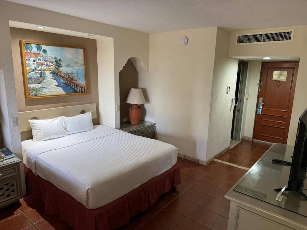 SUPERIOR, QUEEN BED, CITY VIEW