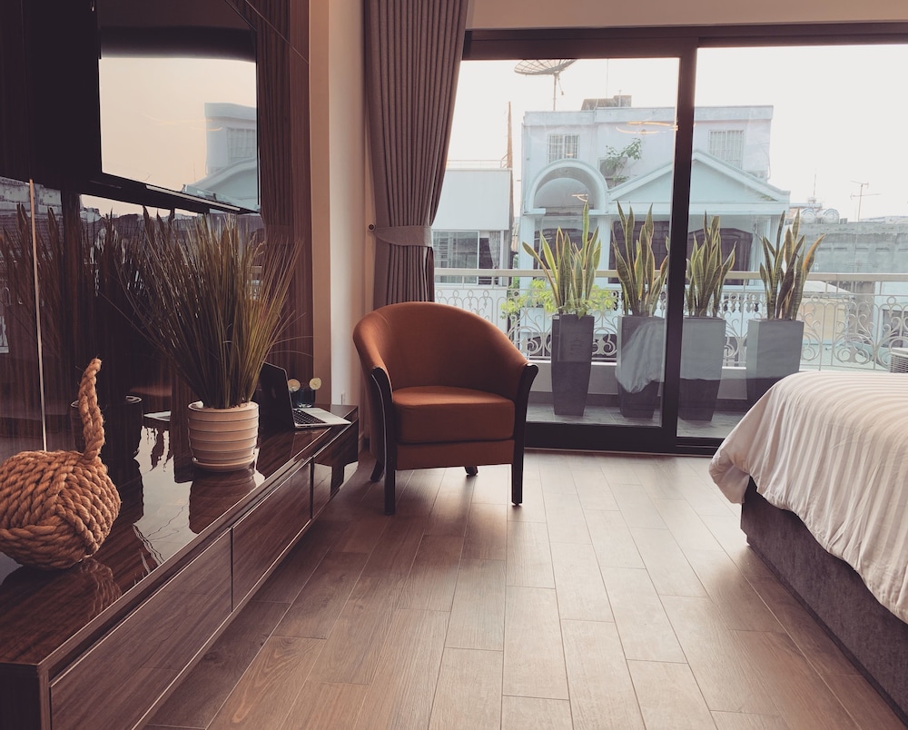 Royal Dragon Boutique Hotel 49/59