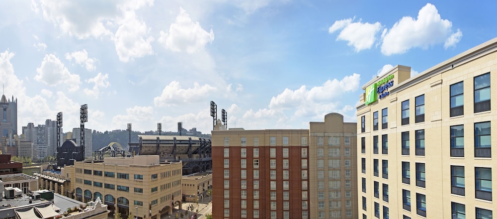 Holiday Inn Express Suites Pittsburgh North Shore in PITTSBURGH - PA