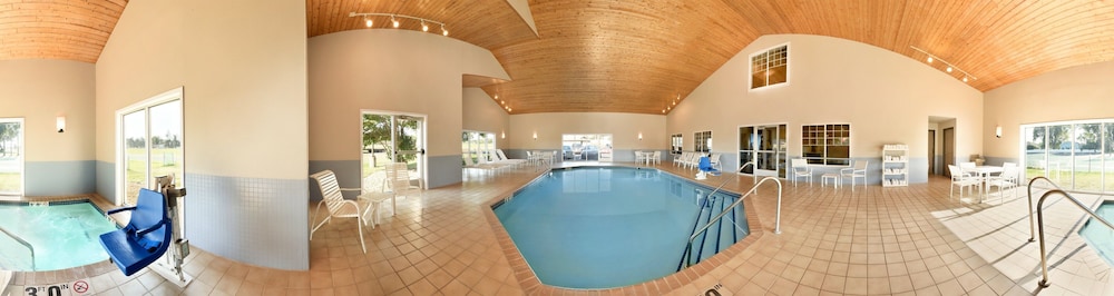 Country Inn & Suites by Radisson, Chippewa Falls, WI 23/25