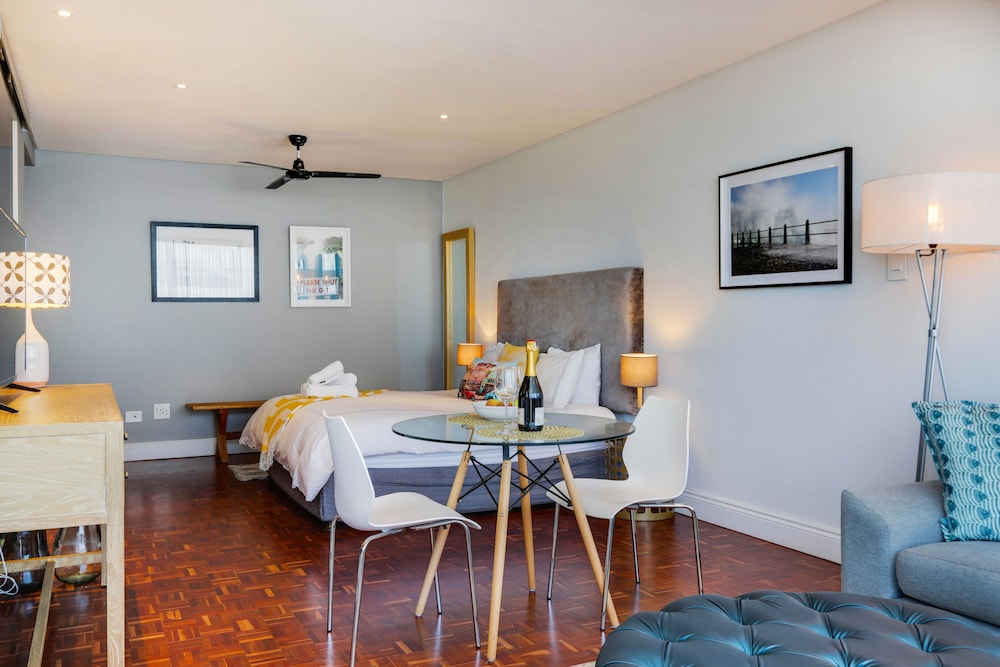 Mouille Point Village 23/50
