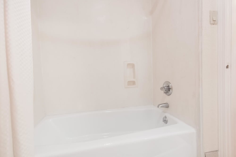 Standard, King Bed, Smoking, Days Inn & Suites by Wyndham Winnie 6/6
