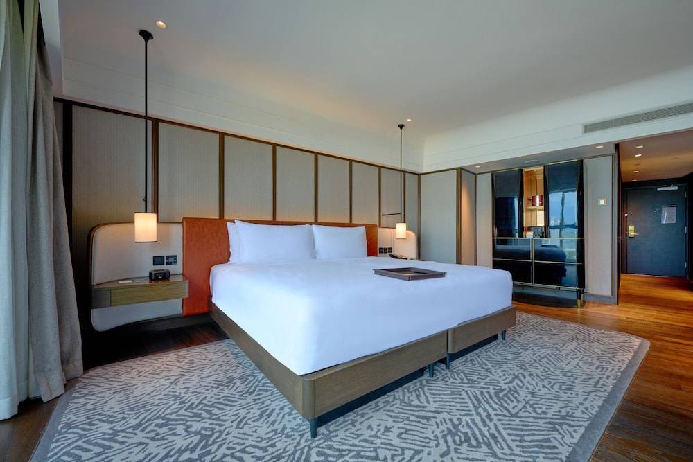 DELUXE, KING BED, BALCONY