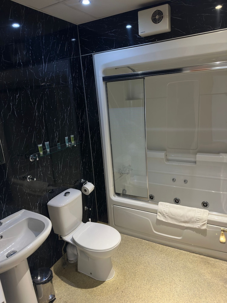Staindrop Lodge Hotel 53/56
