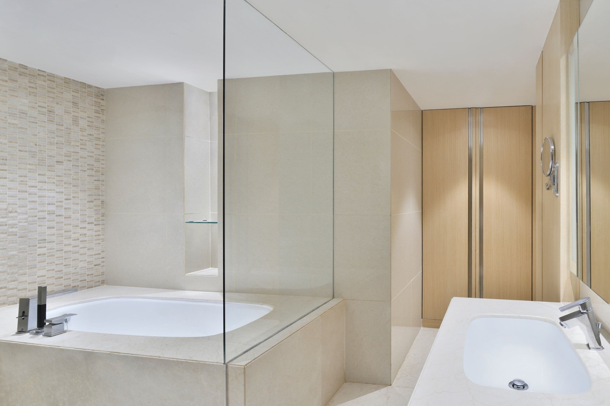 Room, 2 Double Beds, Hill View، The Westin Mumbai Powai Lake (ex Renaissance Mumbai) 8/13