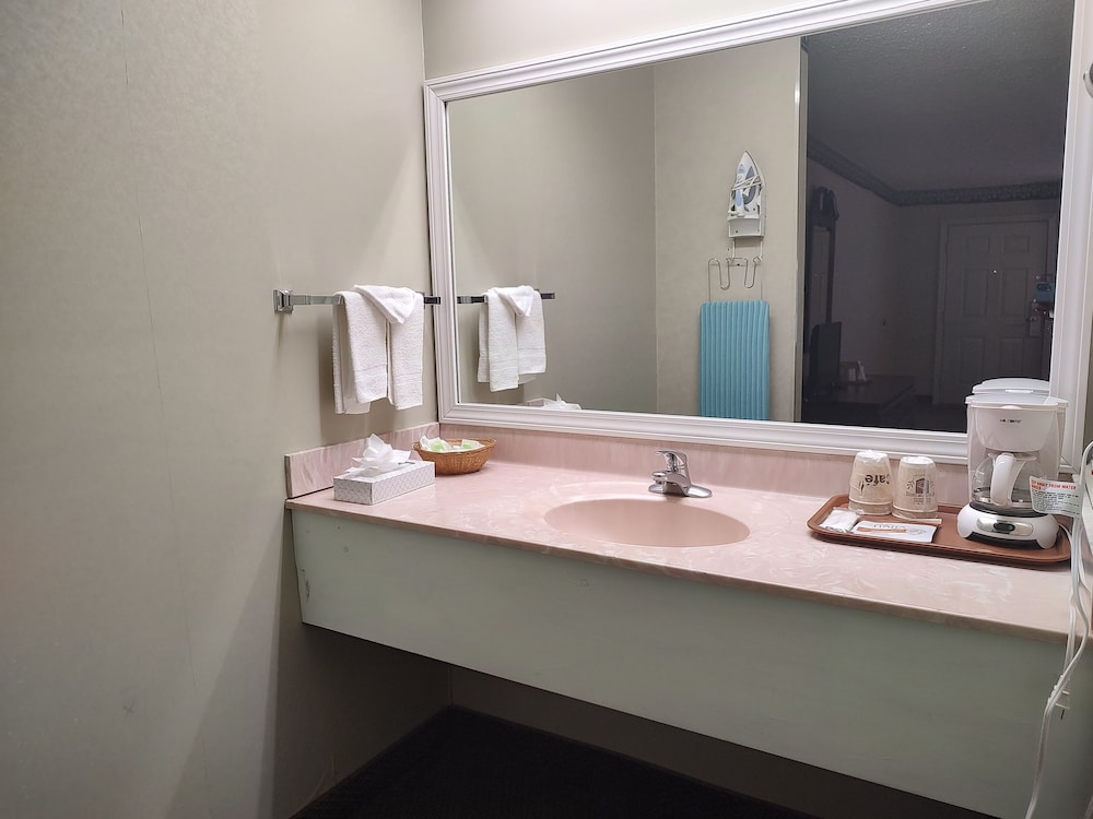 Hilltop Inn & Suites - North Stonington 31/60
