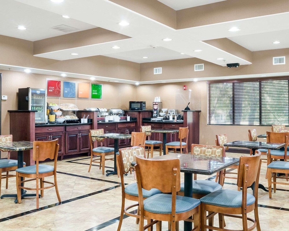 Comfort Suites Topeka Northwest 20/32