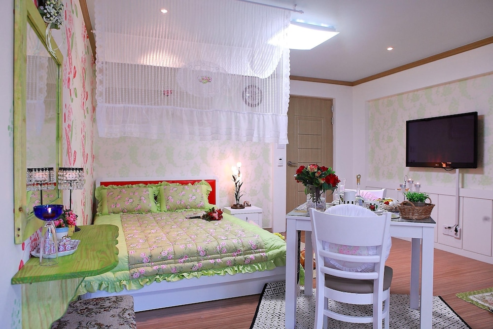 Bellus Rose Pension Hotel 12/64