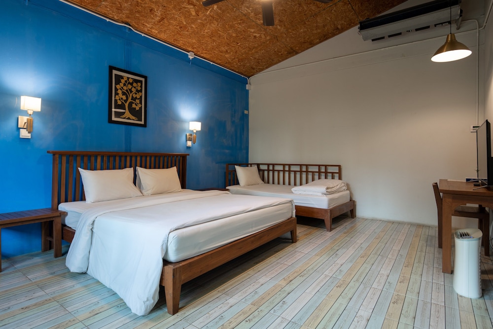 STAGE, TWIN BEDS, 2 KING BEDS, 2 BATHROOMS
