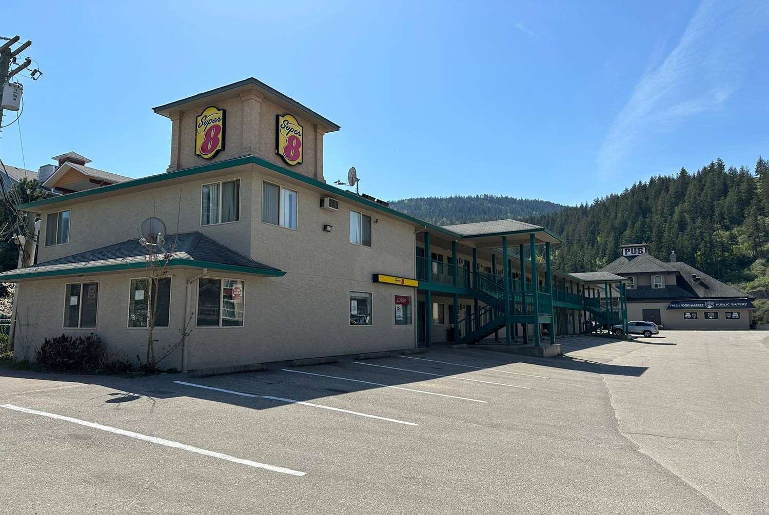 Super 8 by Wyndham Sicamous 16/23
