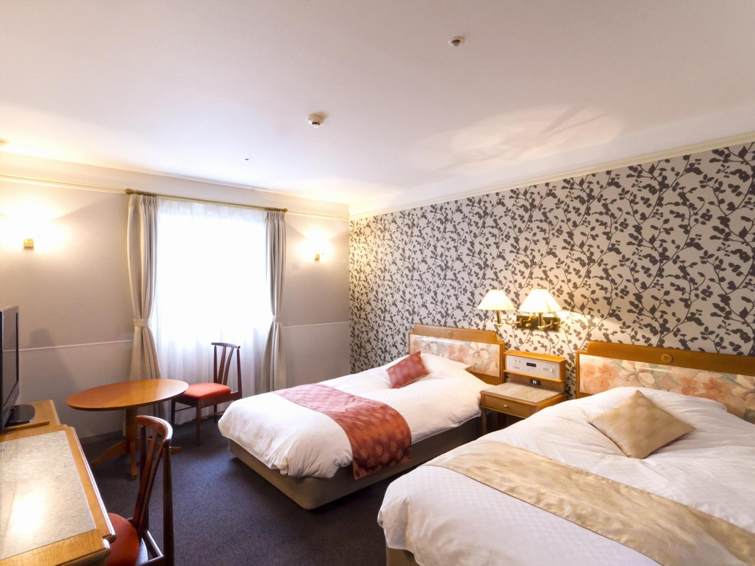 HOTEL MERIEGES 4/17