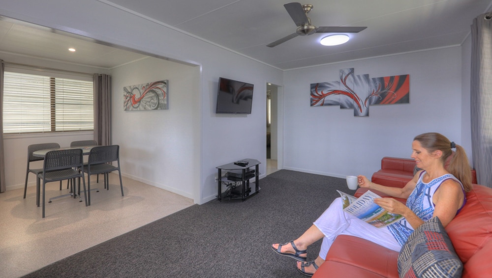 Alex Beach Cabins and Tourist Park 20/50