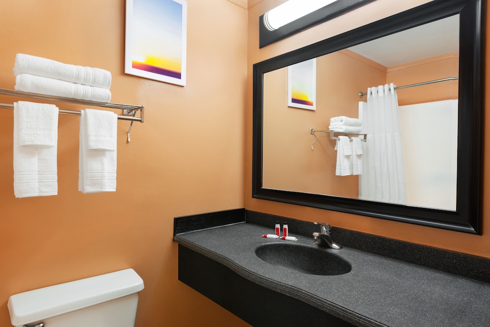 Days Inn & Suites by Wyndham Fort Bragg/Cross Creek Mall 26/41