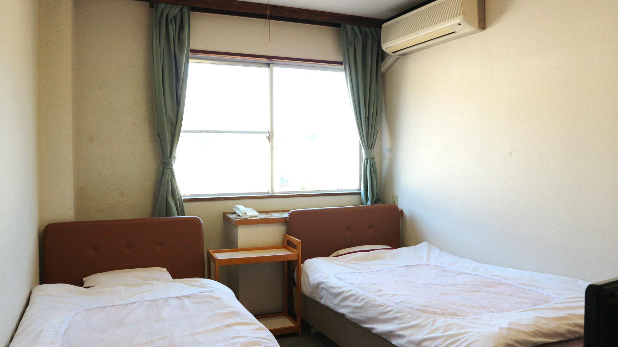 Room, Twin Beds, Mountain View, Unit Bath, Smoking