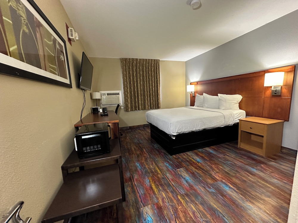 Room, Queen Bed 8/10