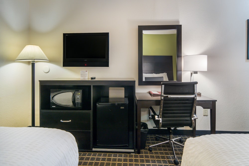 Clarion Inn & Suites Weatherford South 31/33