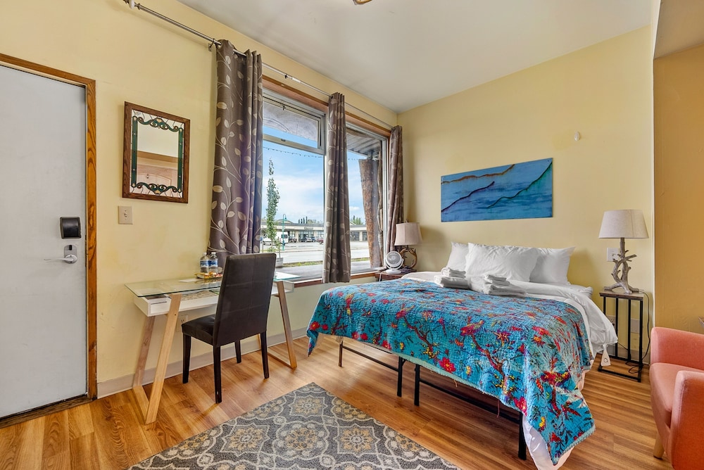 SUPERIOR, QUEEN BED, PRIVATE BATHROOM
