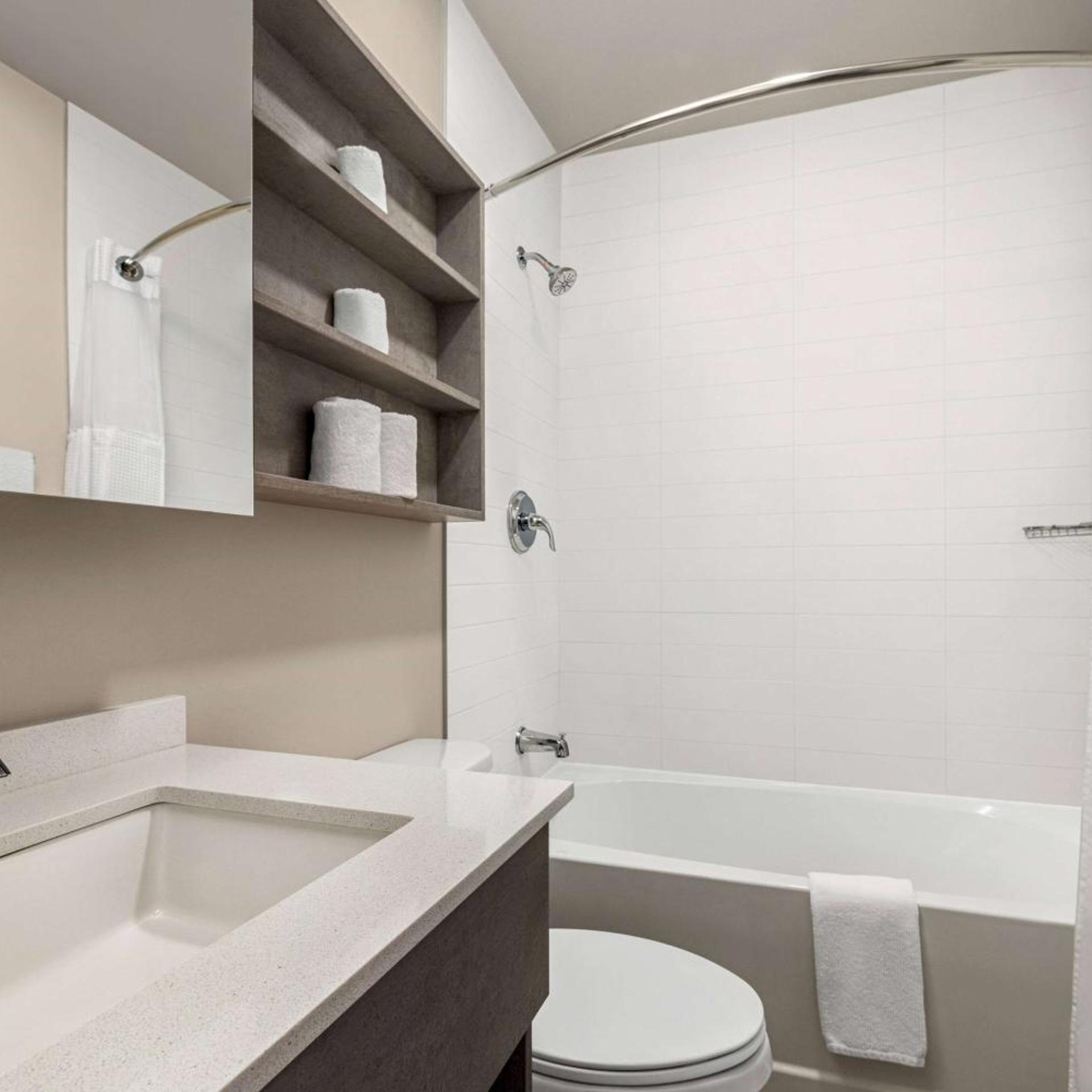 جناح استوديو بسرير كينج وسريرين كوين، Microtel Inn & Suites Montreal Airport-Dorval QC 2/3