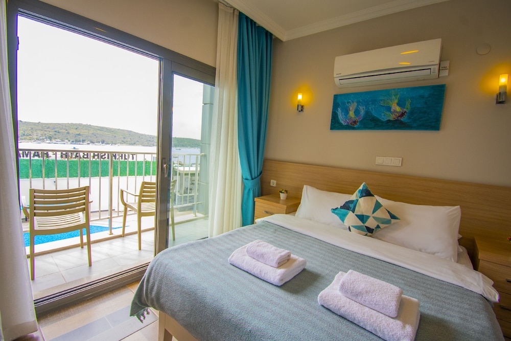 غرفة بسرير مزدوج بإطلالة على البحر مع أريكة، M Suite Hotel 9/10