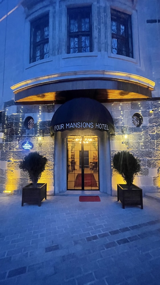 Four Mansions Hotel 3/45