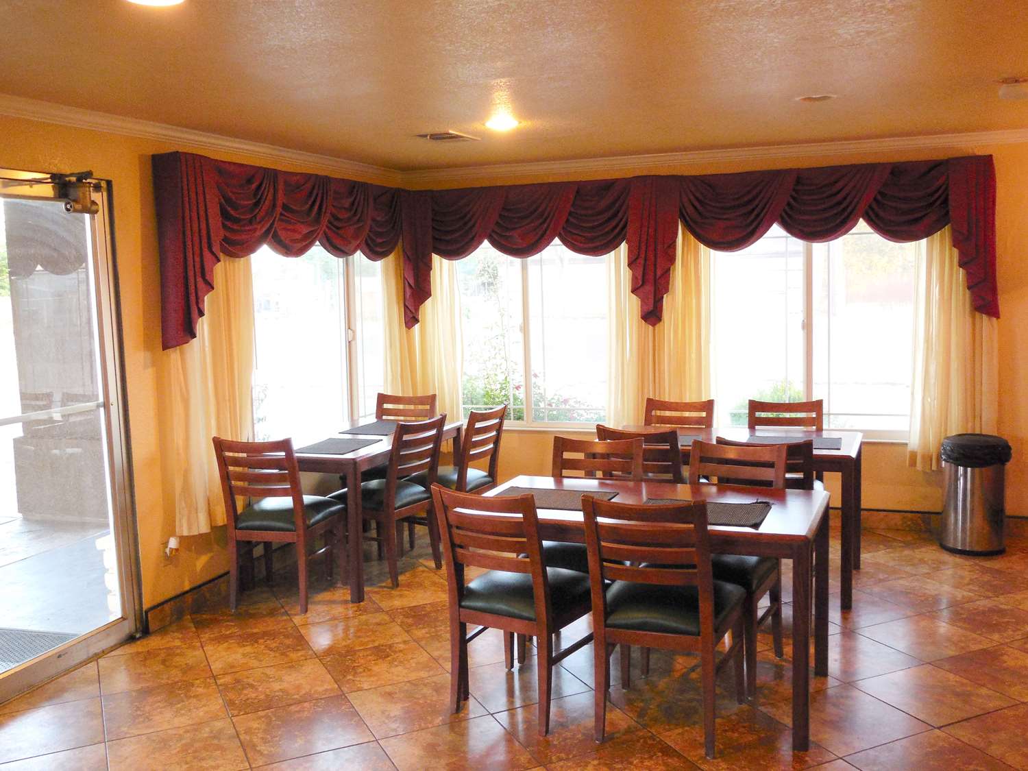 Americas Best Value Inn Hanford 3/6