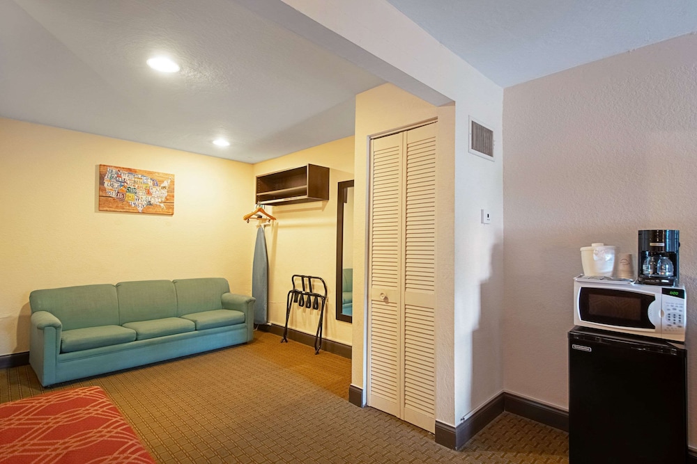 Econo Lodge Inn & Suites Clearwater Central 24/26