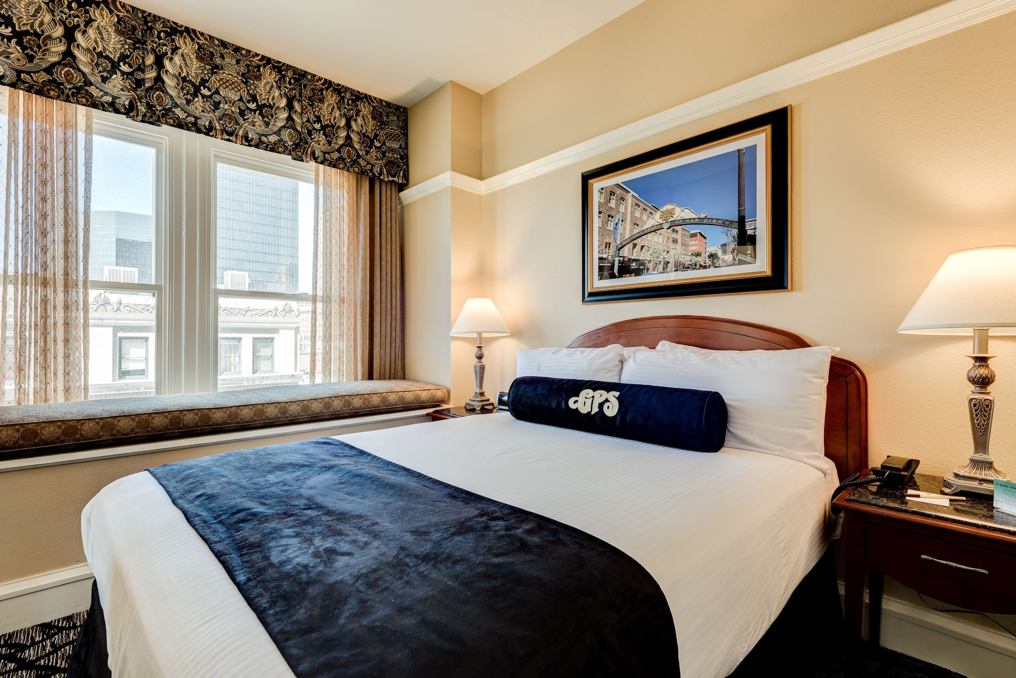 1 BEDROOM, SUITE, QUEEN BED, CITY VIEW, SOFA